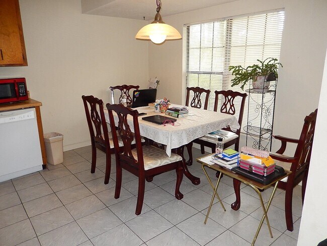 Building Photo - 5800 Doonesbury Ct