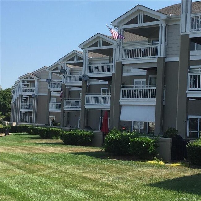 Building Photo - Fully Furnished on the Lake