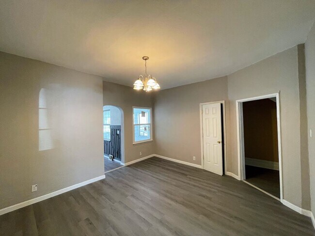Building Photo - 4 bed 3 bath - Brighton Heights - HUGE house, large rooms, spacious kitchen