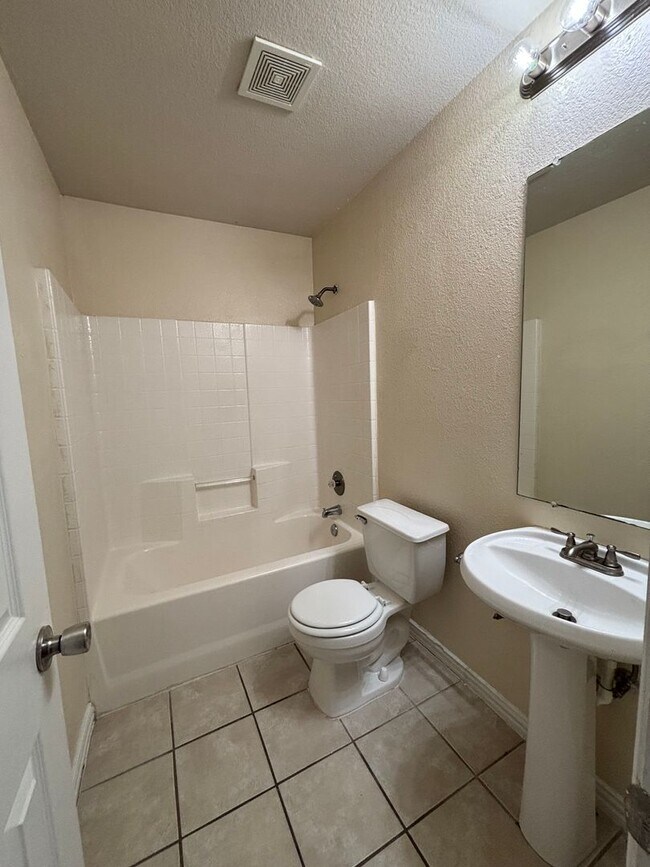 Building Photo - 3112-3114 S Cherry Ln