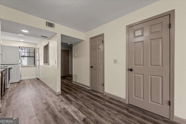 Building Photo - 210 Appleby Dr