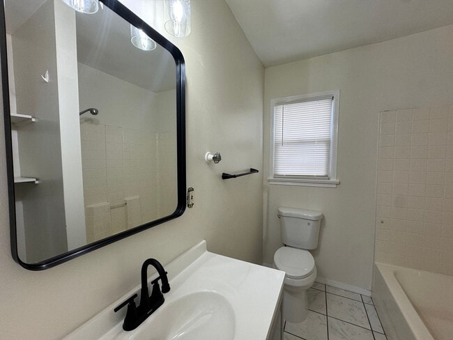 Building Photo - Charming home in 93308!