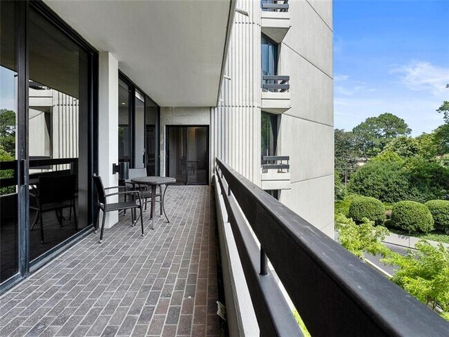 Building Photo - 2660 Peachtree Rd NW