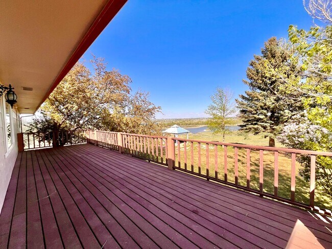 Building Photo - Gorgeous Private Home with Views!