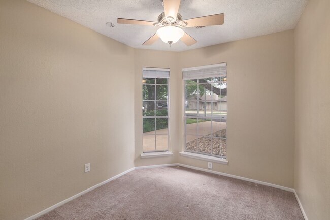 Building Photo - Freshly Renovated! Great Location! Such a sweet home