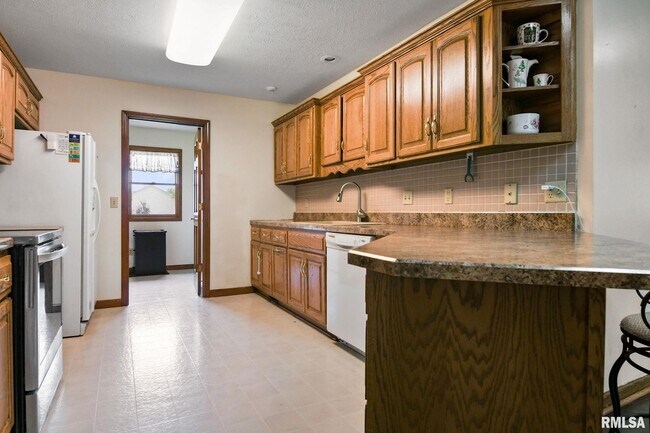 Building Photo - 2605 Montega Dr