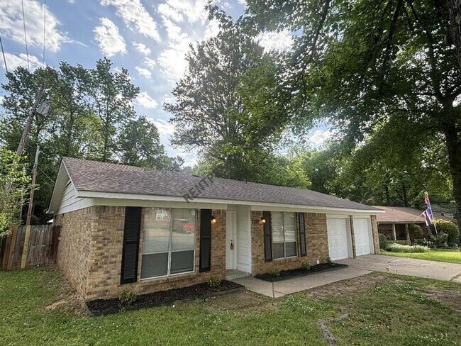 Building Photo - 2221 Dorchester Dr