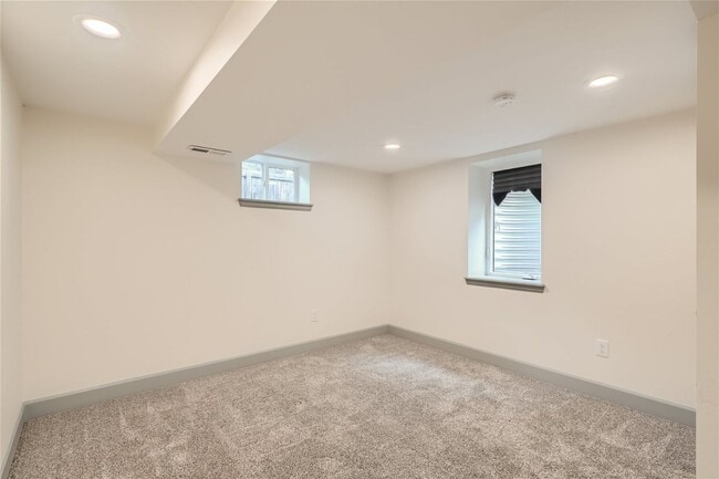 Building Photo - **Stunning 5-Bedroom 4-Bathroom Home in Li...