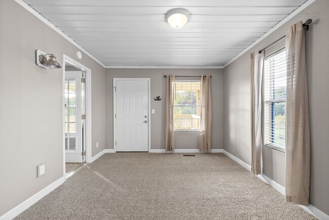 Building Photo - 4 Bedroom Home For Rent in St. B Area of Clarksville!