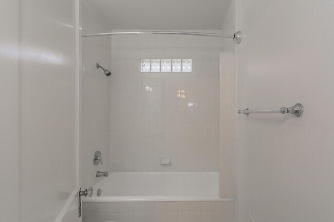 Building Photo - 2 bedroom 1 bath duplex in Arlington Heights