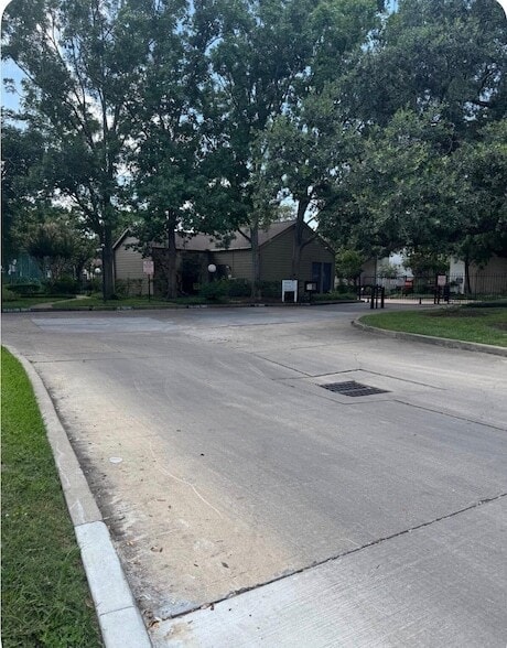 Building Photo - 10051 Westpark Dr