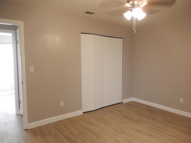 Building Photo - 520 Pasco Ct