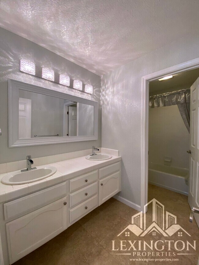 Building Photo - 6118 Cameo Dr