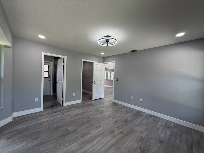 Building Photo - "Charming 3-Bedroom Retreat with 2 Full Baths on Aurora St NW!"