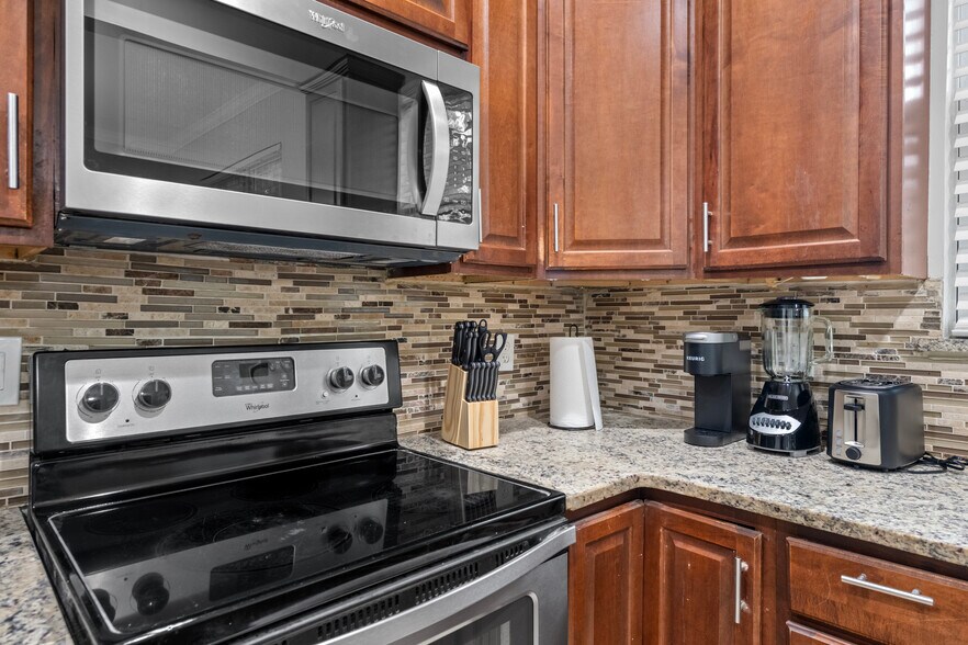 FULLY EQUIPED KITCHEN - 431 Arlington Rd N