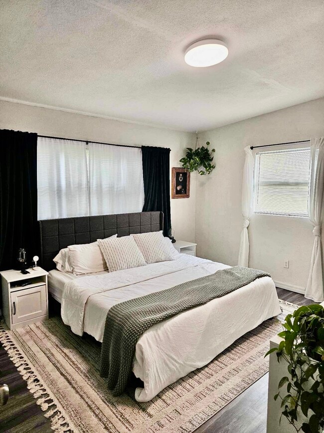 Building Photo - 1434 Overlea St