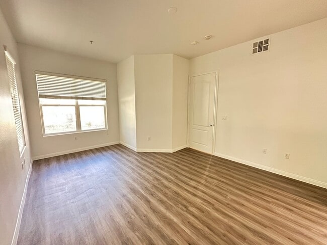 Building Photo - Guard Gated 2 Bed/2 Bath Condo w/Resort St...