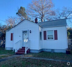 Building Photo - Adorable 2BR/1BA Home Near Norfolk Naval B...