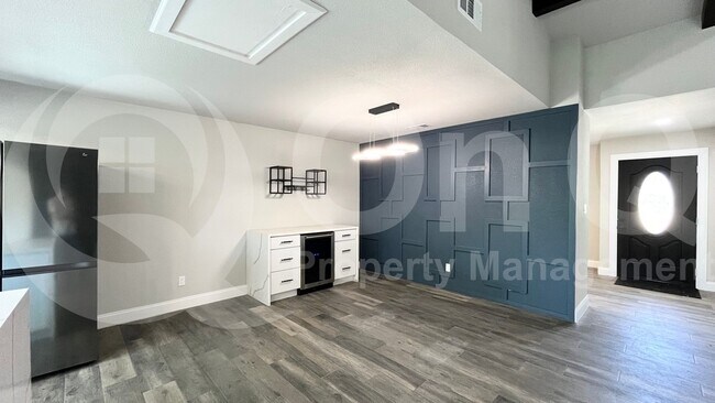 Building Photo - 1520 Armstrong Dr