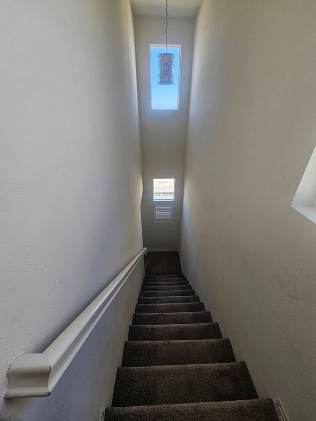 Building Photo - Gorgeous Stand Alone Town Home / Rolling Hills Golf Club is your Back Yard