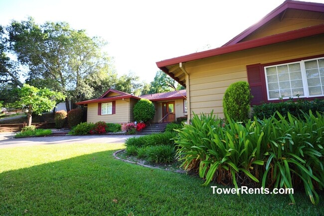 Building Photo - Santa Rosa: 3 bedroom, 2 1/2 bath Home wit...