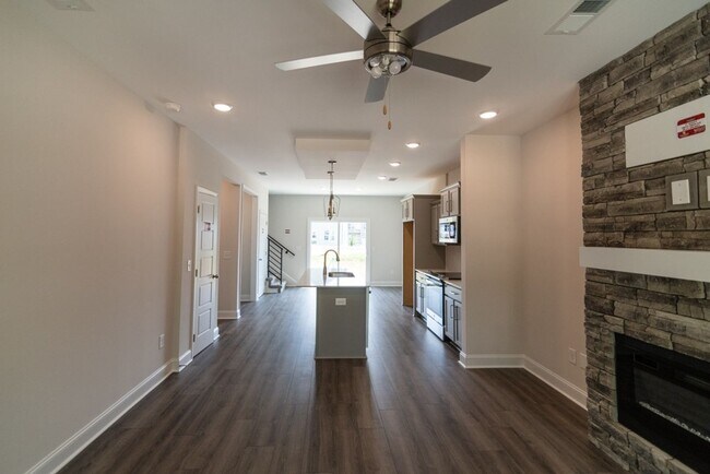 Building Photo - Welcome to Clarksville!