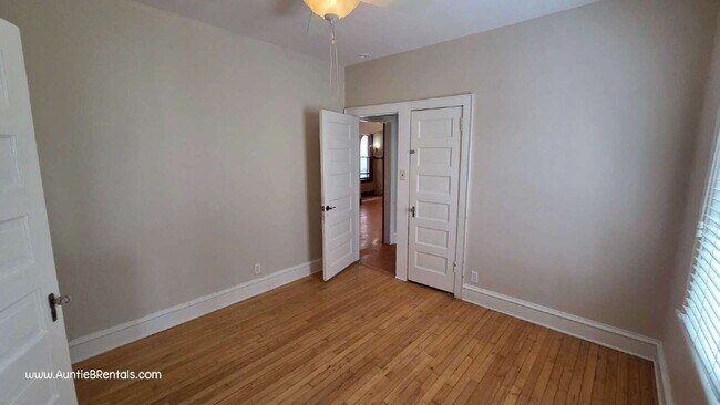 Building Photo - 2 bedroom 1 bath main level with office and porch.