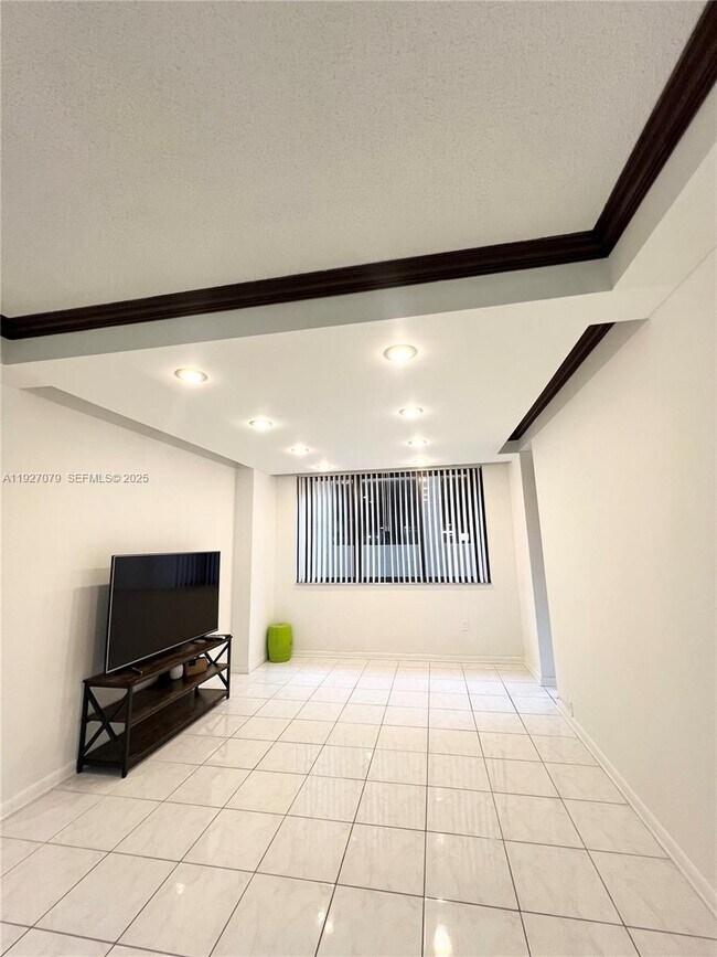 Building Photo - 540 Brickell Key Dr