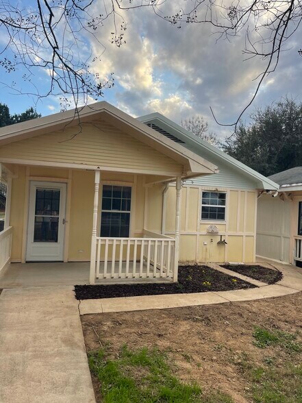 Building Photo - 594 FM 21