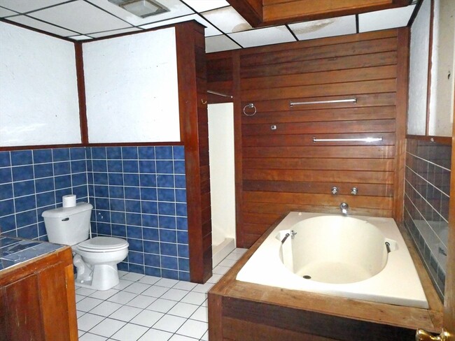 Building Photo - 13 N Main St