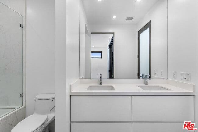 Building Photo - 2019 Barry Ave