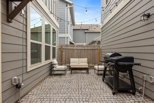 Building Photo - 313 Toddy Wy