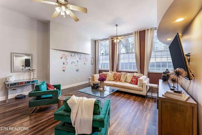 Building Photo - 523 N Bertrand St