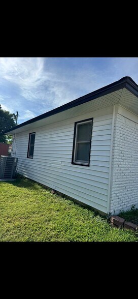 Building Photo - 406 Ridge St