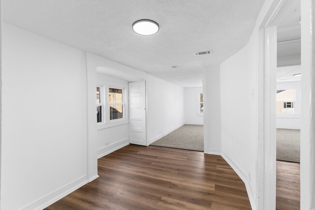 Building Photo - 3042 Greenwood Ave