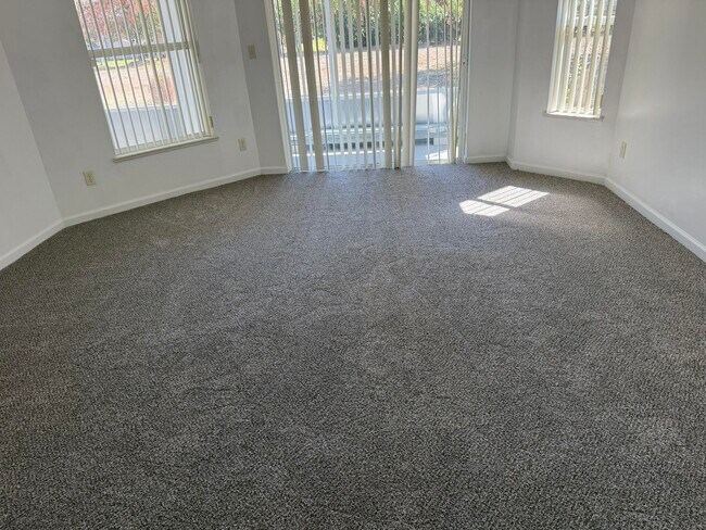 Building Photo - 137 SW Meade Cir