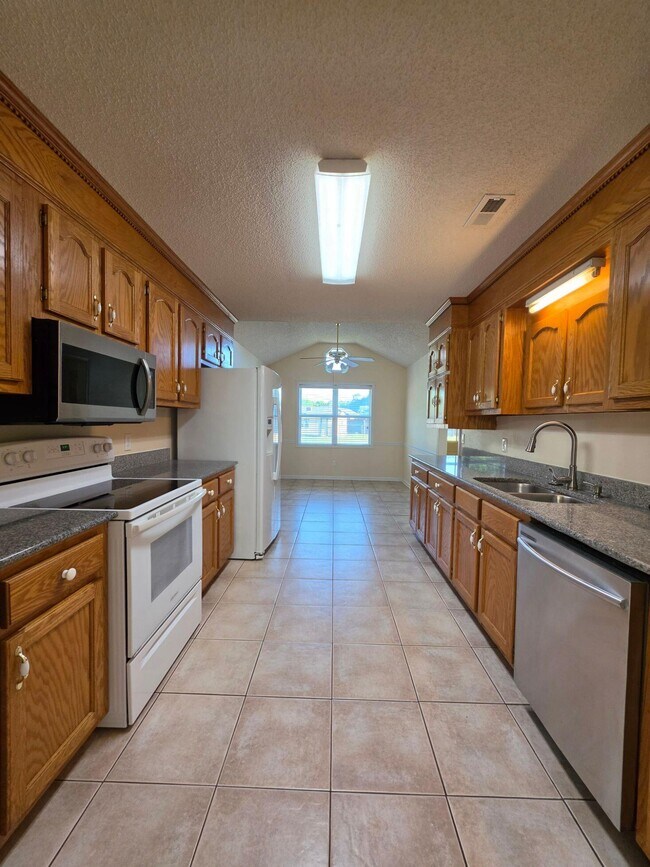 Building Photo - 450 Derek Dr