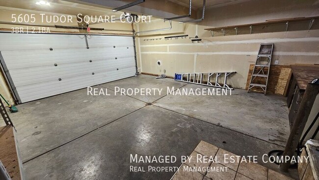 Building Photo - 5605 Tudor Square Ct