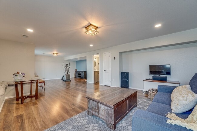 Building Photo - Stunning 4 Bed, 3 1/2 Bath House in Severance!