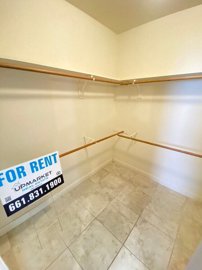 Building Photo - Elegant 3-Bedroom Home in Seven Oaks