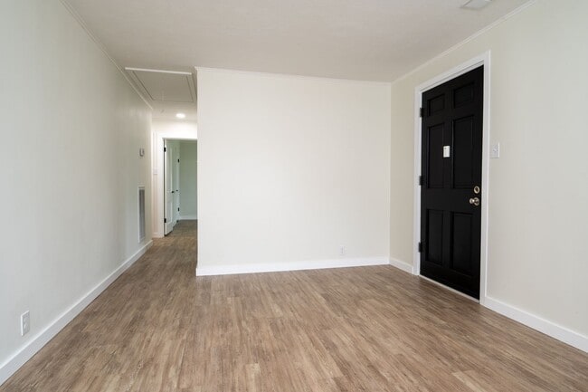 Building Photo - 3 Bed/1 Bath duplex