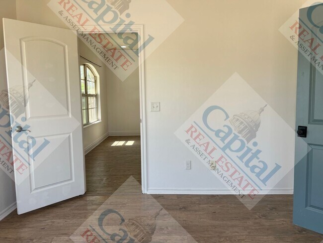 Building Photo - Charming 3 Bedroom W/ All Bills Paid!