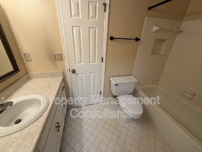 Building Photo - 2083 Woodlawn Dr SW