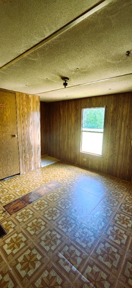 Building Photo - 571 Cobb Dr