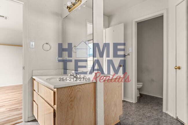 Building Photo - 2805 Larissa Dr