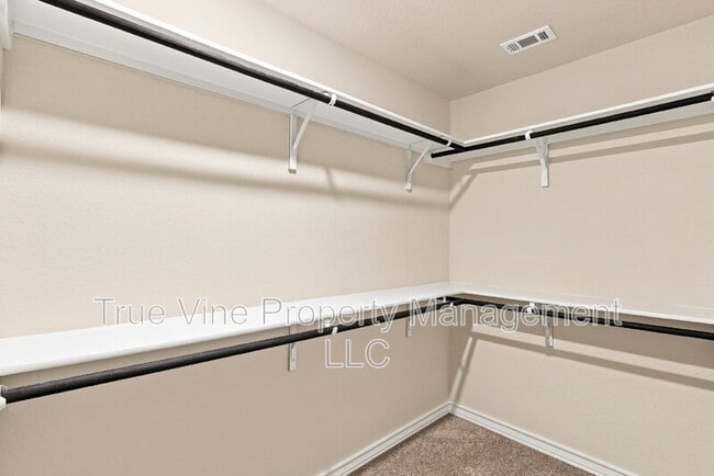 Building Photo - 913 Rolling River