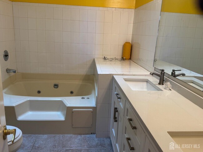 Building Photo - 16 Dawn Ct