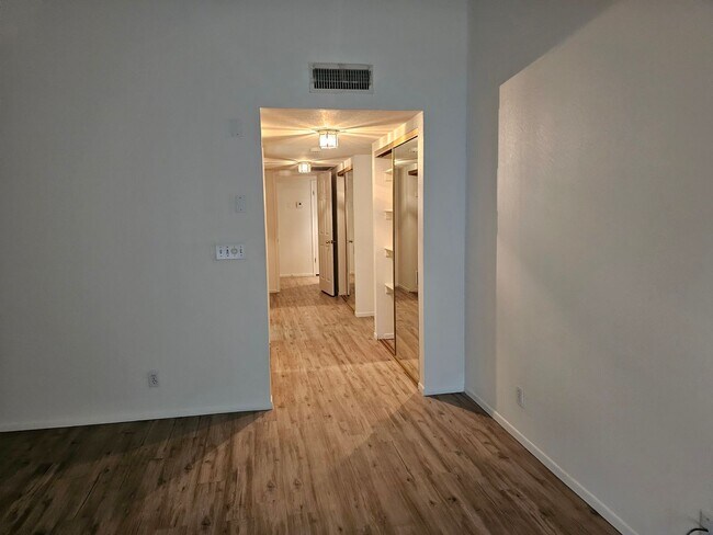 Building Photo - Unfurnished Long Term