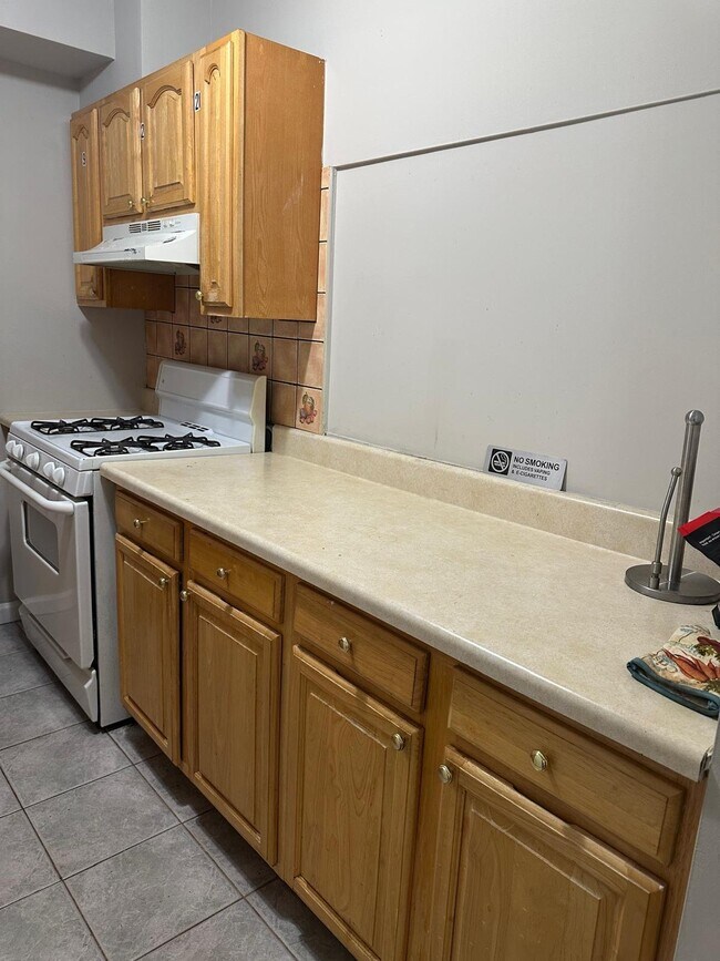 Building Photo - 305 E Mt Eden Ave