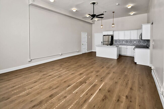 Building Photo - VINTAGE VAULT